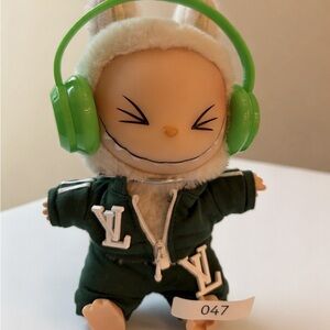 047, 4Piece Green LV Logo Doll Outfit with Headphones for Labubu doll